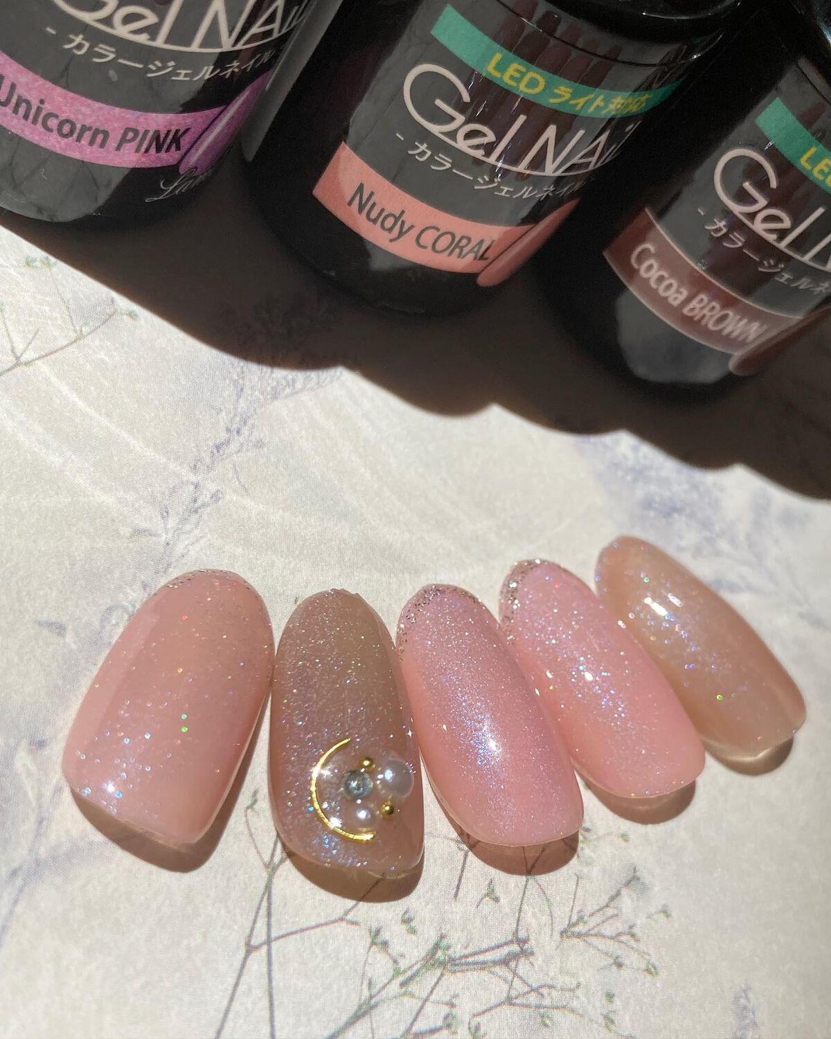 のりちょ🐰自分を労るごほう"美"レシピ on LIPS 「【セリアジェル】でキラキラユニコーンオフィスネイル🦄インスタ過..」(1枚目)