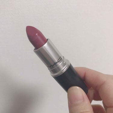 mac リップスティック 
こちらはレトロというカラーです

赤茶っぽい深いカラー💄
落ち着いたカラーで大人っぽい雰囲気に
仕上がります。
季節的には秋冬に大活躍します！

私はツヤツヤな唇が好きなので