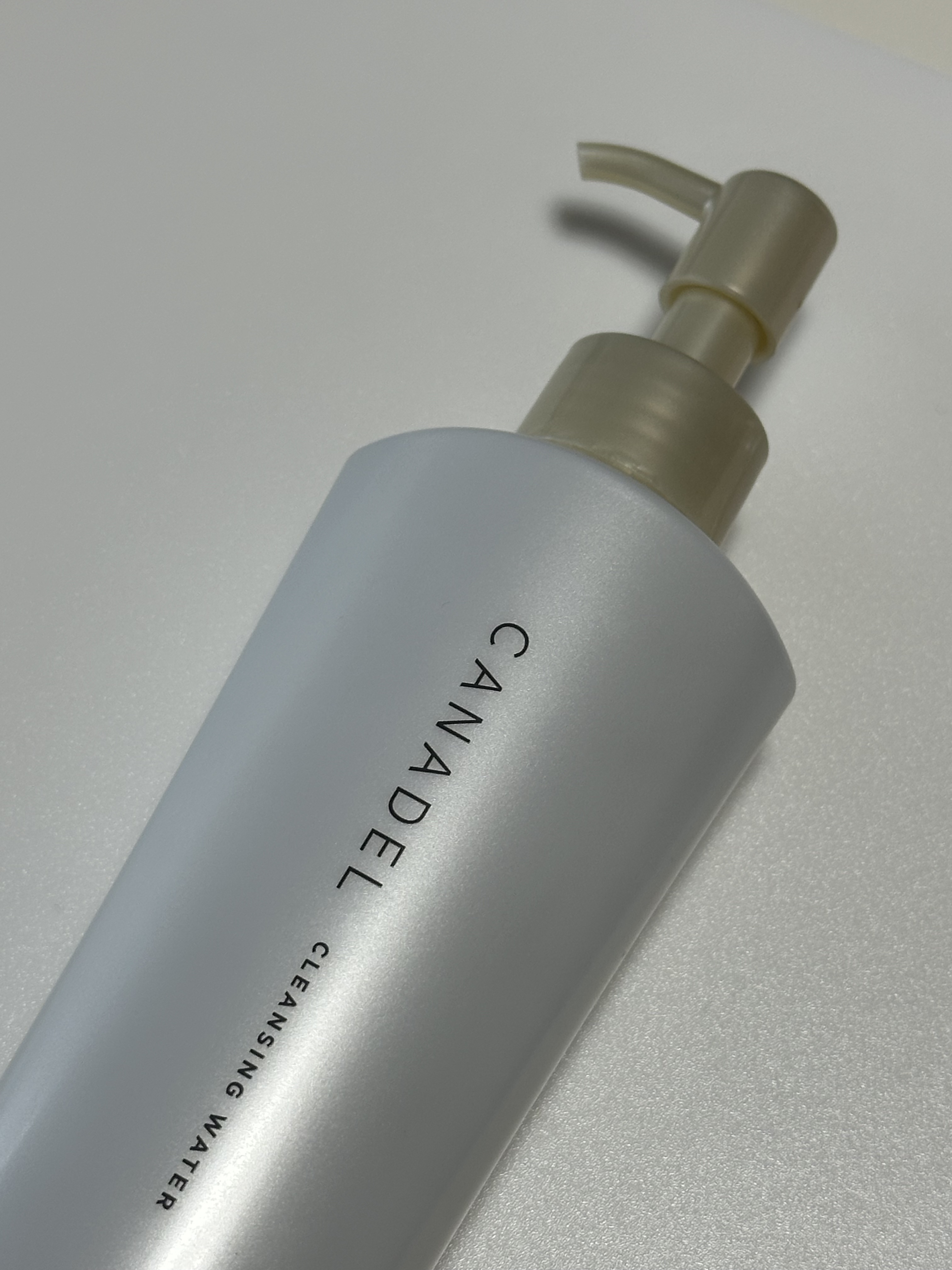 
こだわりマスカラもしっかりオフできるカナデル クレンジングウォーター🫧

使い終わりに突っ張る感じもなくて、毎日つい使いたくなるクレンジングです☺️

拭き取りタイプなので、お仕事終わりにサッとオフできるのも手軽でお気に入りポイント💻