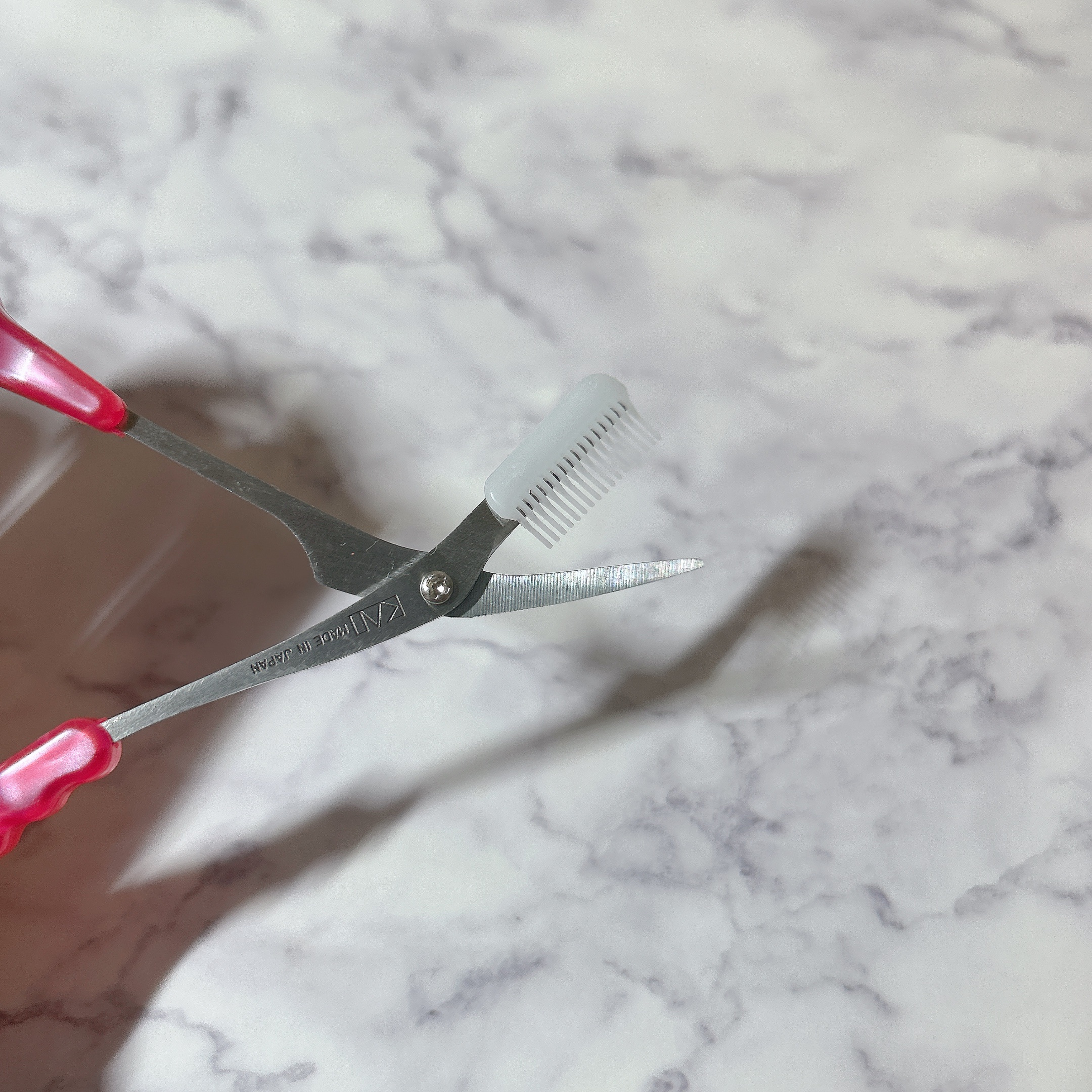 クシ付きマユハサミDX/貝印/その他化粧小物を使ったクチコミ（2枚目）