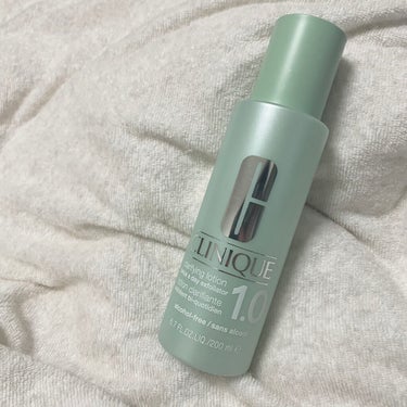 CLINIQUE　クラリファイング ローション 1

拭き取りタイプの化粧水です✨

古い角質を取り除いてくれます！

実際使用してみて
コットンには目に見えて
顔に付着している小さな汚れが
拭き取れた