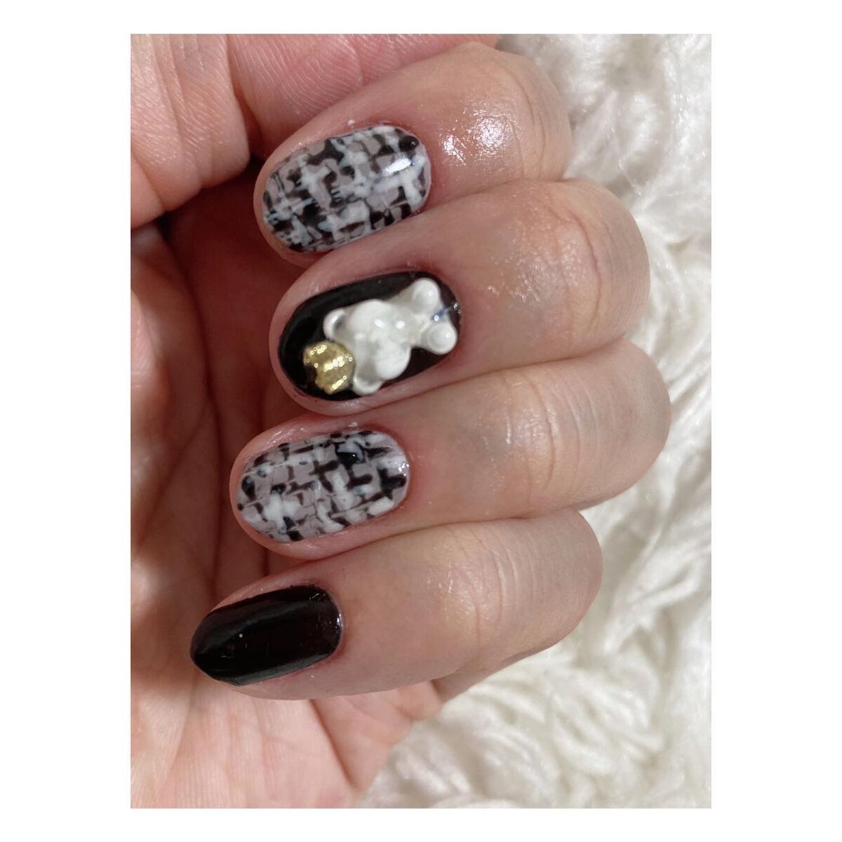 mikitty on LIPS 「明日はお仕事ハシゴなのでまた夜な夜なネイルしたよー❤︎冬といえ..」(2枚目)