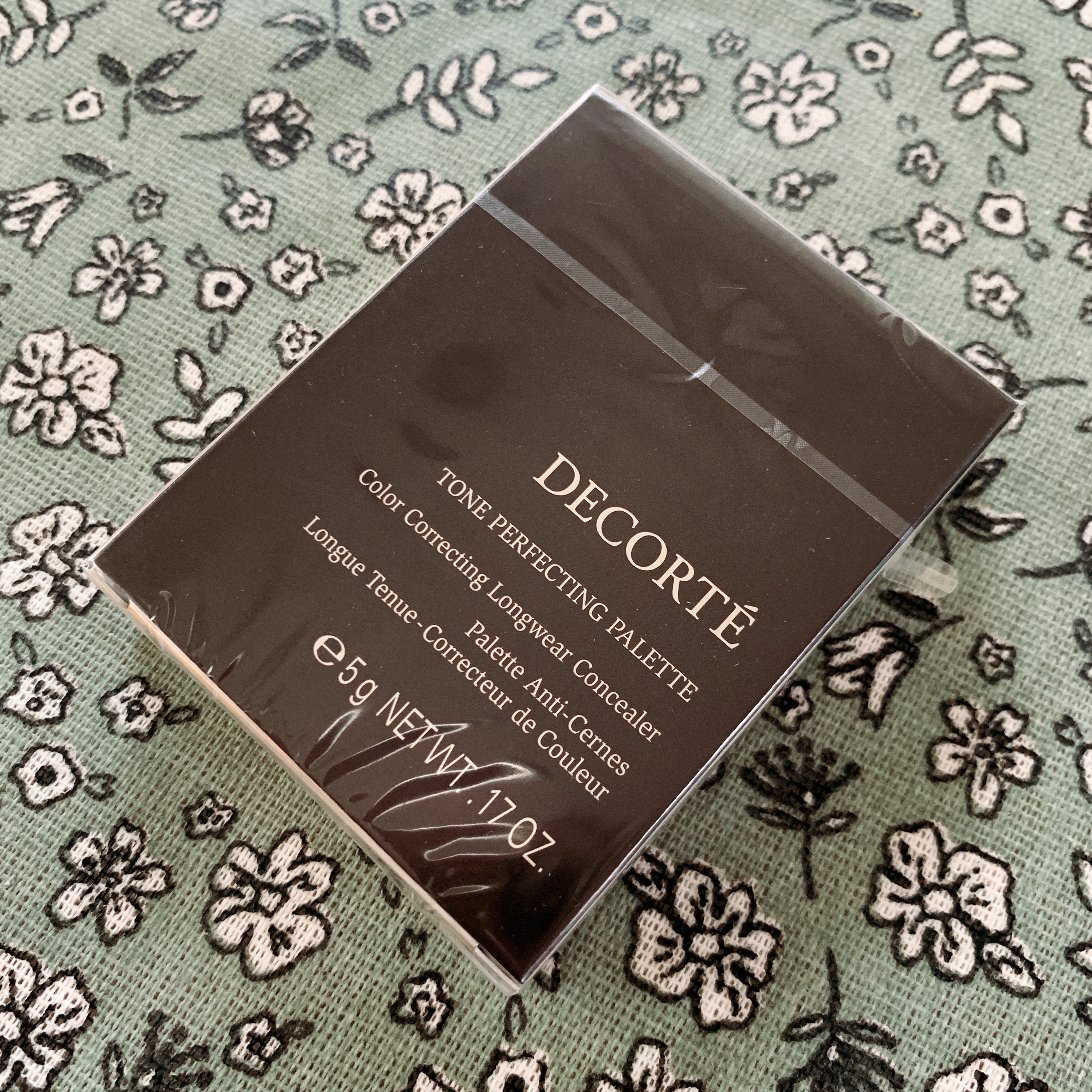 シミ隠しにハマってる私です🙋‍♀️

DECORTÉ トーンパーフェクティング パレット 02 ナチュラルベージュ

購入しました♡
02で合ってる！？シミ隠しは濃い色の方が効果あるよね！？ええい、02でいいや！って感じで決めました笑

