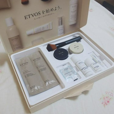 ETVOSのスターターキットです。とりあえずファンデーションを使ってみました。
まずブラシがすんごくいいと思う。さすがに超高級ブラシには勝てないと思うけど、アメリカのMACで買ったチクチク毛が抜けまくり