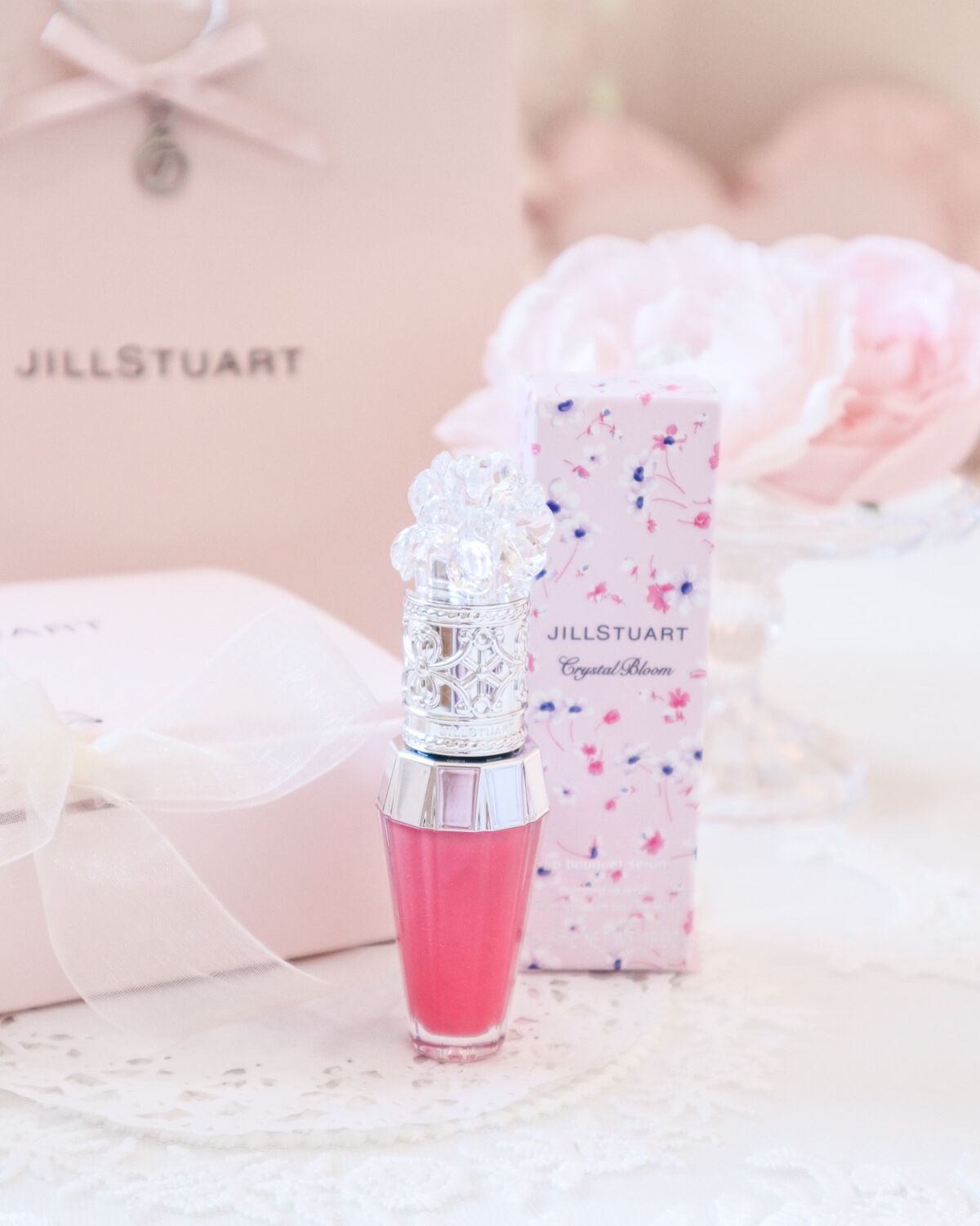 🎀

 JILL STUART 
クリスタルブルーム リップブーケ セラム💕

＃04 carnation blush

お友達からお誕生日プレゼントでいただきました！

ジルのリップは昔唇が荒れてしまって
最近使ってなかったんだけど

