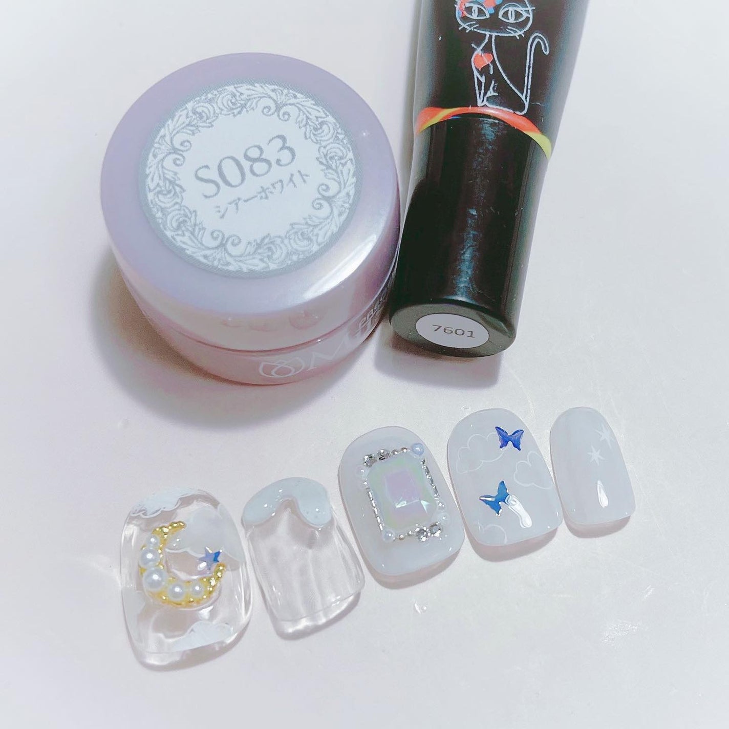 なかやまちえこ on LIPS 「White☁️365日ネイル152日目⠀⠀ホログラムは私物。パ..」(3枚目)