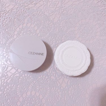 CEZANNEのパウダー2種についてのレビュー🫶💗


UVシルクカバーパウダー(1枚目右側)は、化粧直し用に購入！色は00ライトベージュです
皮脂やファンデーションのムラはカバー出来ますが、ニキビ痕な