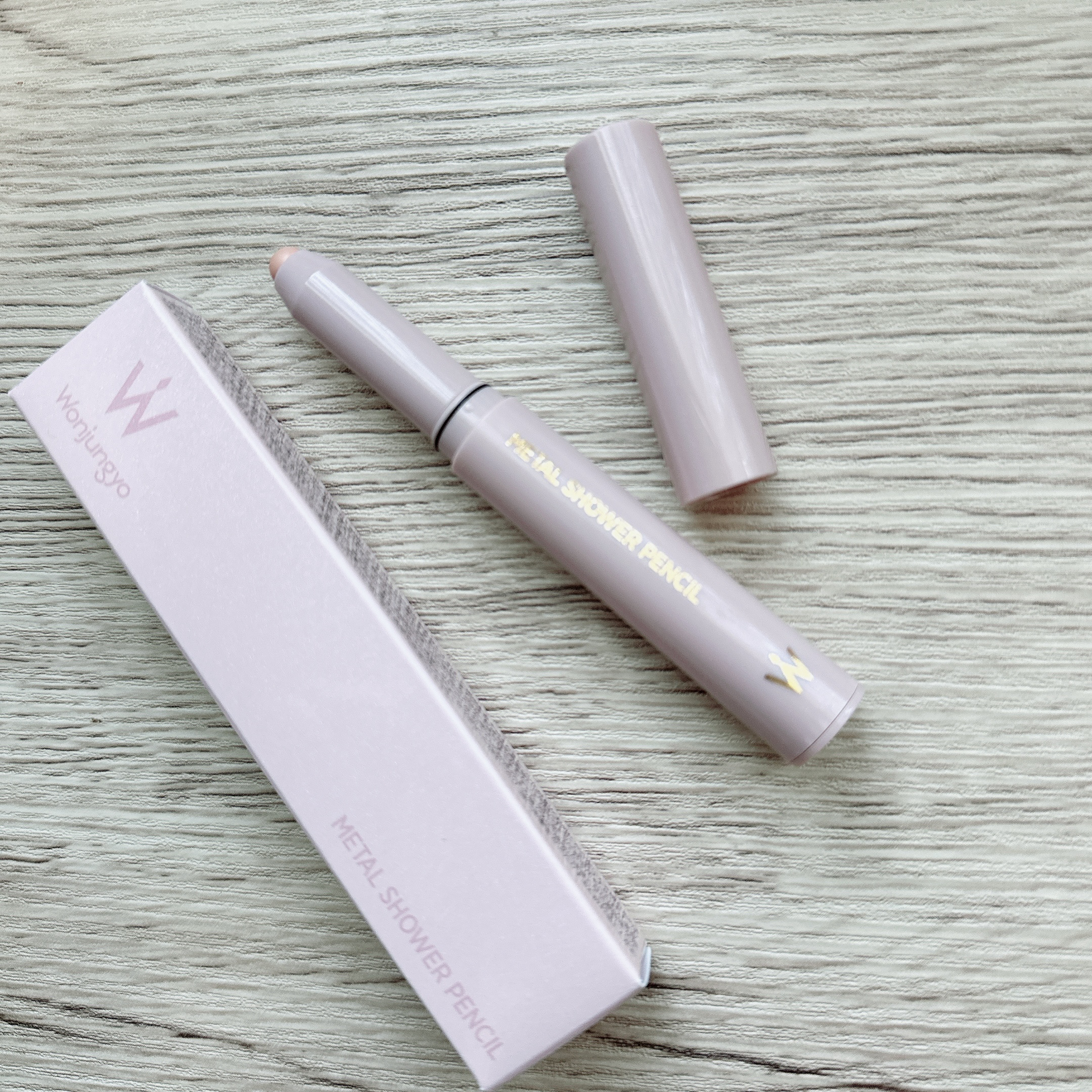 ウォンジョンヨ　メタルシャワーペンシル 04 リコッタピーチ/Wonjungyo/スティックアイシャドウを使ったクチコミ（2枚目）