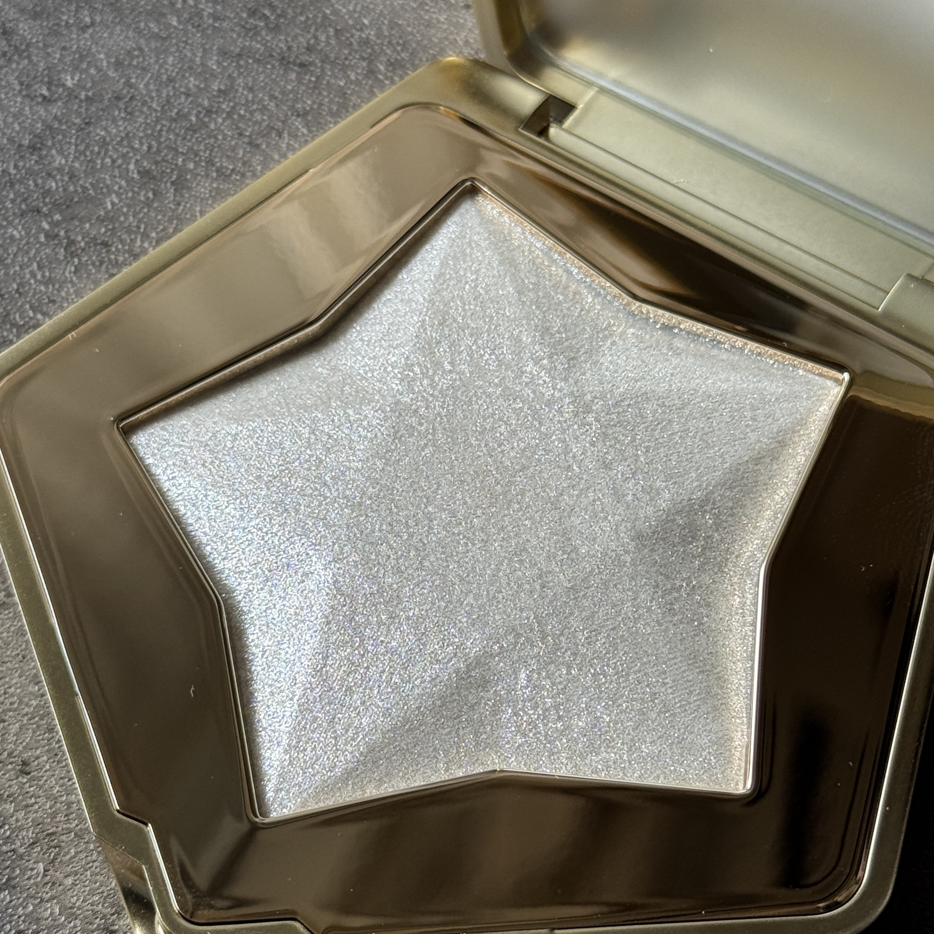 スターダストダイヤモンドハイライトパウダー/PERFECT DIARY/パウダーハイライトを使ったクチコミ（3枚目）