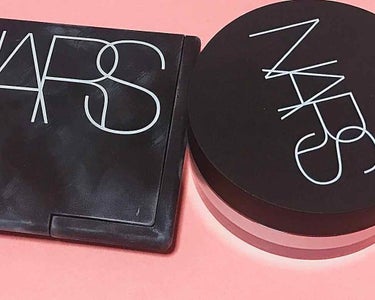 NARS
ライトリフティングセッティングパウダー

プレスト(画像左)を持ち歩き用に、ルース(画像右)をお家用に使い分けてます。

☆メリット
共通
リキッドファンデでベタベタした肌をさらっとさせてくれ