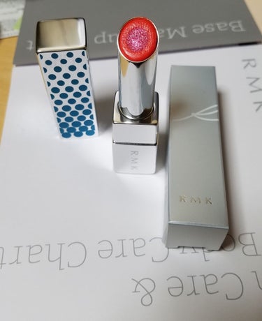 初めましてりんです！

RMK カラーポップリップスティック 04ハッピーマインドを買いました。
ピンクのラメがとても可愛いです。
意外とナチュラルな感じになりました。
2枚目の下はティッシュで軽く抑え