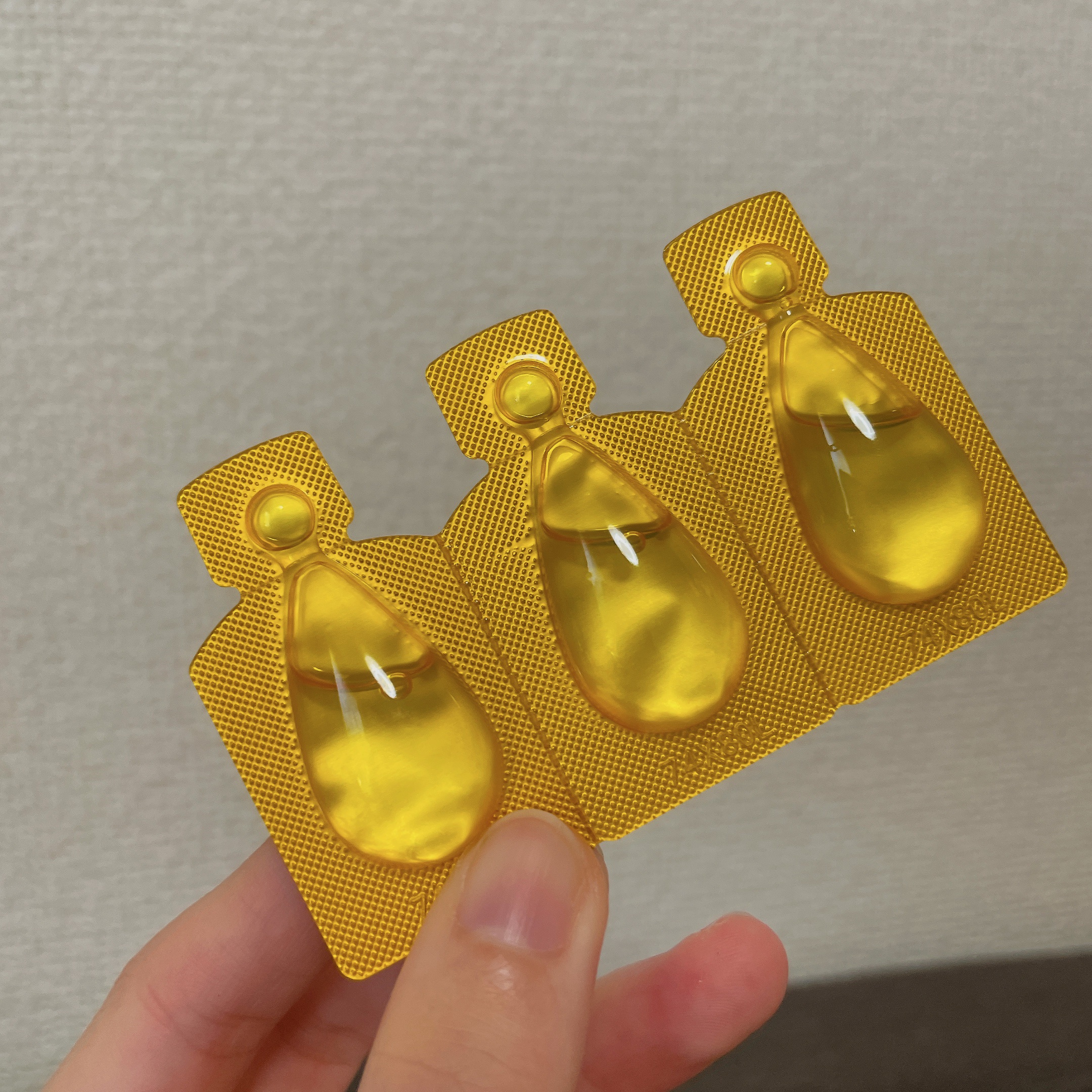 エルセーヴ エクストラオーディナリーオイル エクストラリッチ フィニッシュ 1ml×6個入（ドロップレット）/ロレアル パリ/ヘアオイルを使ったクチコミ（3枚目）