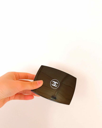 CHANEL レ ヌフ オンブルのクチコミ「CHANELの史上最多カラーが組み込まれたアイシャドウ、レ ヌフ オンブルです!
こちらは2.....」(1枚目)