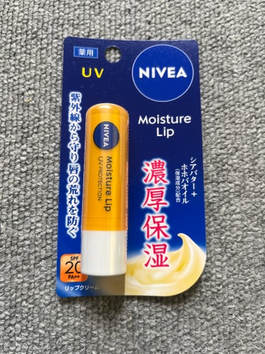  
【使った商品】
ニベア　モイスチャーリップ UV

【良いところ】
・唇のUVケアができる
・塗りやすい斜めカット

【イマイチなところ】
・ぷるぷる感はでない


唇のUVケアもしないとシミができるので、UV効果があるものを探してたところ、ニベアのリップを見つけて購入しました。

斜めカットで唇に塗りやすいです。
こまめに塗り直しておけば、保湿力もあると思います。

こちら1本ではぷるぷるな唇は作れないので下地として使うのは良い商品だと思いました👄
の画像 その1