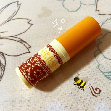 食品成分100%‼︎
唇をしっとり保湿＆はちみつの香りに癒される🍯


今回ご紹介するのは、

「メンソレータム　リップベビーナチュラル
　　
　　ピュアハニーの香り」　4g    396円　です‼︎


今まで使っていたリップ美容液の残量が少なく
なってきたので、今回初めて「リップベビー
ナチュラル」を購入しました！



🍯商品の特徴🍯

・天然うるおい成分配合。
（オリーブ果実油、マカデミアナッツ油、
　アロエベラ葉エキス）

・食品成分100%‼︎

・唇の荒れ, 乾燥を防ぎ、ふっくらした唇に。

・なめらかな塗り心地で、自然なつやを与える。

・唇に塗りやすい斜めカット♪

・無添加処方（無着色, 防腐剤フリー）

・低刺激性, アレルギーテスト済み。
（すべての方にアレルギーが起こらないという
　わけではありません）

・ピュアハニーの香り🍯
　　　　　　　　　　　　　　　とのことです！





💄使ってみた感想💄

・はちみつの良い香りがする🍯

・保湿力がめっちゃあるワケではないけど、夜に
　たっぷりつけて寝ると朝まで潤いは残っている！

・個人的に使用感が好き♪




最後まで見て頂きありがとうございました😊


の画像 その2