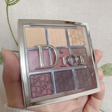 Dior バックステージ アイ パレット🧸

★004 ローズウッド

最近のお気に入りは
①をまぶた全体に塗って、
締め色として目尻の方に②または③を細い筆で入れること！！

9色あるから自分に似合う