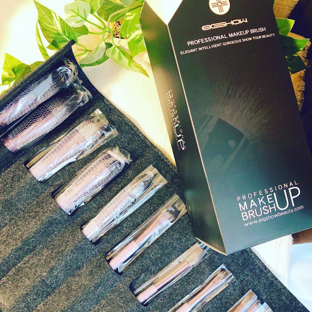 .
.
EIGSHOWビューティーのメイクブラシセットが届きました！
ブラシポーチが付いてるので、きちんと分かれて収納できます。
日常メイクに欠けないものが揃ってくれて嬉しいです。
初心者にも適用しています。

@eigshow_japan