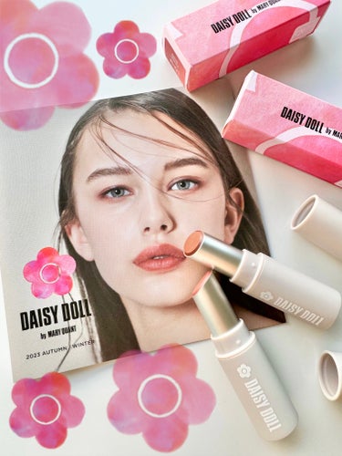 ❝マットなのにしっとり💄❞
『DAISY DOLL by MARY QUANT』
DAISY DOLL matte lipstick
デイジードール マットリップスティック 各¥1,650
⋆•••••••••••••••••••••••••••••••••⋆ 
センシュアルを引き出す湿度をまとった
マットリップスティックが登場💋

\マットなのにしっとり/
5種類の美容エモリエント成分を贅沢に配合✨

\リップクリーム下地不要/
とろけるようなリップベースと球状パウダーが
なめらかな塗り心地を実現。
ソフトフォーカス効果で縦ジワ補正‼︎

\高密着処方/
ひと塗りでしっかりと色づいて、
つけたての発色を長時間キープ✨

大人っぽさとあどけなさのちょうど真ん中を叶える
5色展開🪞✨
O-01 #パンプキンファッジ
PK-01 #ローズタルト
R-01 #クランキーアップル ✿ 
P-01 #ヴィランフィグ
BR-01 #ガナッシュボム ✿ 

✿今回試したカラー
R-01(人やシーンを選ばないスモーキーレッド)
BR-01(チョコレートのような深みのあるブラウン)

マットなのにしっとりうるおう💋
大人っぽいマットニュアンスカラーがお気に入り🪞💄✨

Curiosity inspires me
好奇心が私を自由にする♥

全国のバラエティショップ、オンラインストアで購入できます‼︎
⋆•••••••••••••••••••••••••••••••••⋆ 
@daisydoll.jp
#PR #クラブコスメチックス #daisydoll #デイジードール #アソビゴコロ #MARYQUANT #マリクワ #コスメ #コスメマニア #コスメレポ #コスメレビュー #コスメ情報 #新作コスメ #マットリップ #リップ #リップメイク #デイジードールマットリップスティック #バラエティコスメ #かわいいだけじゃないの画像 その0