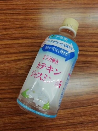 伊藤園 カテキン ジャスミン茶のクチコミ「今日は友達がトクホのお茶をお食事の度に飲むようにしたら体脂肪が落ちたというので
伊藤園　2つの.....」（2枚目）