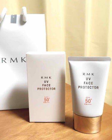 リピ3回目✨

RMK  UVフェイスプロテクター50
SPF50+  PA++++


とにかく使いやすく、お気に入りです😊

お肌に馴染みやすいしベタつきもなく、乾燥もしにくいです！

化粧下地、フ