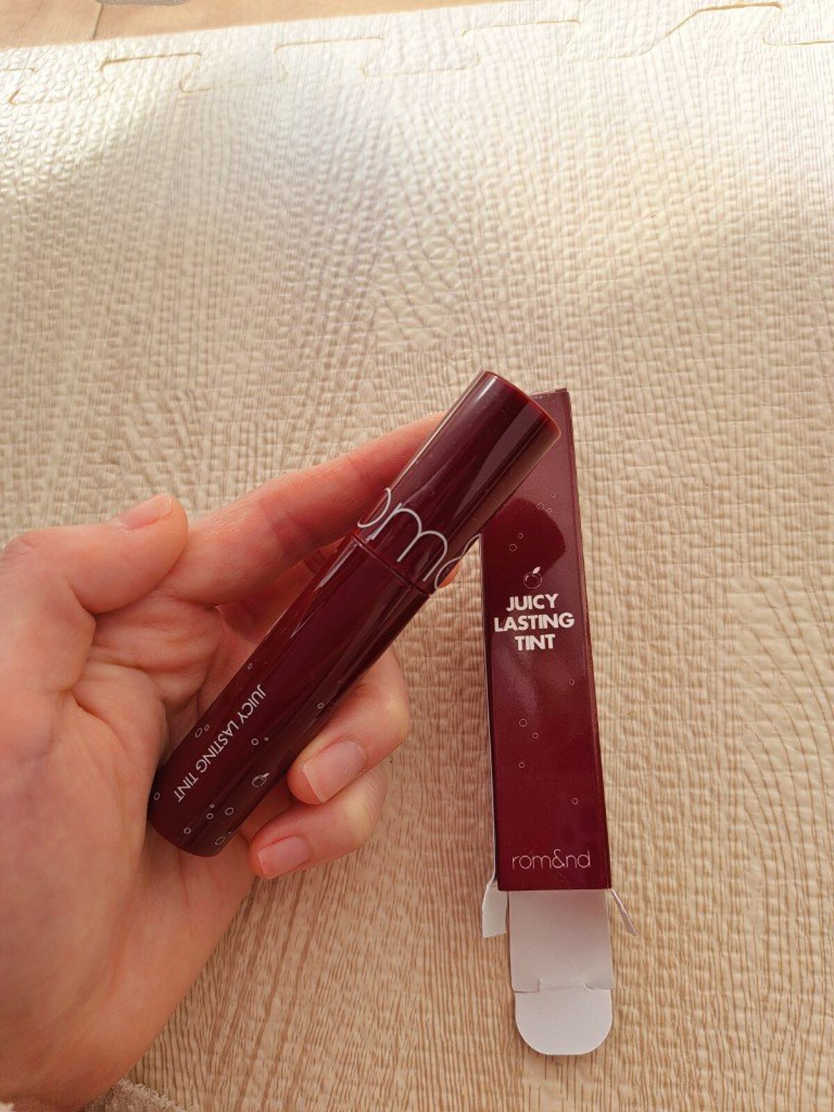 ジューシーラスティングティント/rom&nd/リップティントを使ったクチコミ（2枚目）