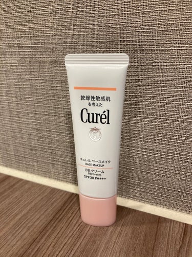 こんばんは、けだまです。

今日はCurel様より提供いただきました、BBクリームの使用感をお伝えしたいと思います！

ご提供ありがとうございます！！！


そもそも、わたし自身BBクリームをほとんど使ったことがないので、衝撃だらけでした…笑

では、さっそく参ります！

まずは日焼け止め成分。
これ単体でSPF30PA+++あるので、お休みの日や雨の日なんかはこれだけでも全然大丈夫！普通の日焼け止めと一緒に使えば、SPF50は超えるはずなので、対策としてはばっちりでしょう。

次に使用感。
もうほとんどファンデじゃない？ってぐらいにカバー力あるので、塗りすぎ注意！真っ白になります笑
伸びもいいし軽めの塗り心地なので、商品裏の適量目安の通りに出すと、５点置きで塗る場合は余っちゃうかも。わたしはそうでした笑
あらかじめ、両手のひらで伸ばしてから顔に馴染ませるんであれば大丈夫かな？

乾燥敏感肌向けの商品でもあるので、保湿は大丈夫そう。乾燥肌のわたしは、季節やコンディションによっては最後に化粧水を馴染ませたくなる時もあるのですが、Curelは問題なさそうな感じです。今は梅雨時なので、乾燥する時に使ってみないとはっきりとは言えませんが…。

わたしは、ツヤ肌よりかマットよりの自然な感じが好きなので、BBクリーム単体ではなくフェイスパウダーもセットで使わせていただきました！
気にならない人は、BBクリーム単体でも問題ないと思います。

今後は仕事用に使わせてもらおうかなー！下地いらないので、朝の時短になるのはありがたいです笑

語彙力がない総評としては、ファンデ並のカバー力かつ乾燥肌でも使いやすい保湿ばっちりのBBクリームでした！

最後まで読んでいただき、ありがとうございました。

#BBクリーム #Curel #ベースメイク BBクリーム  #提供_キュレル #主婦 #ズボラ #時短の画像 その1