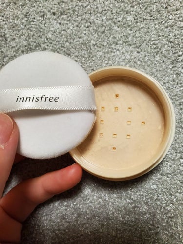 innisfree ノーセバム ブラーパウダーのクチコミ「

イニスフリーのノーセバムミネラルパウダーとても人気ですね！
私も店頭で試してみたのですが、.....」（3枚目）