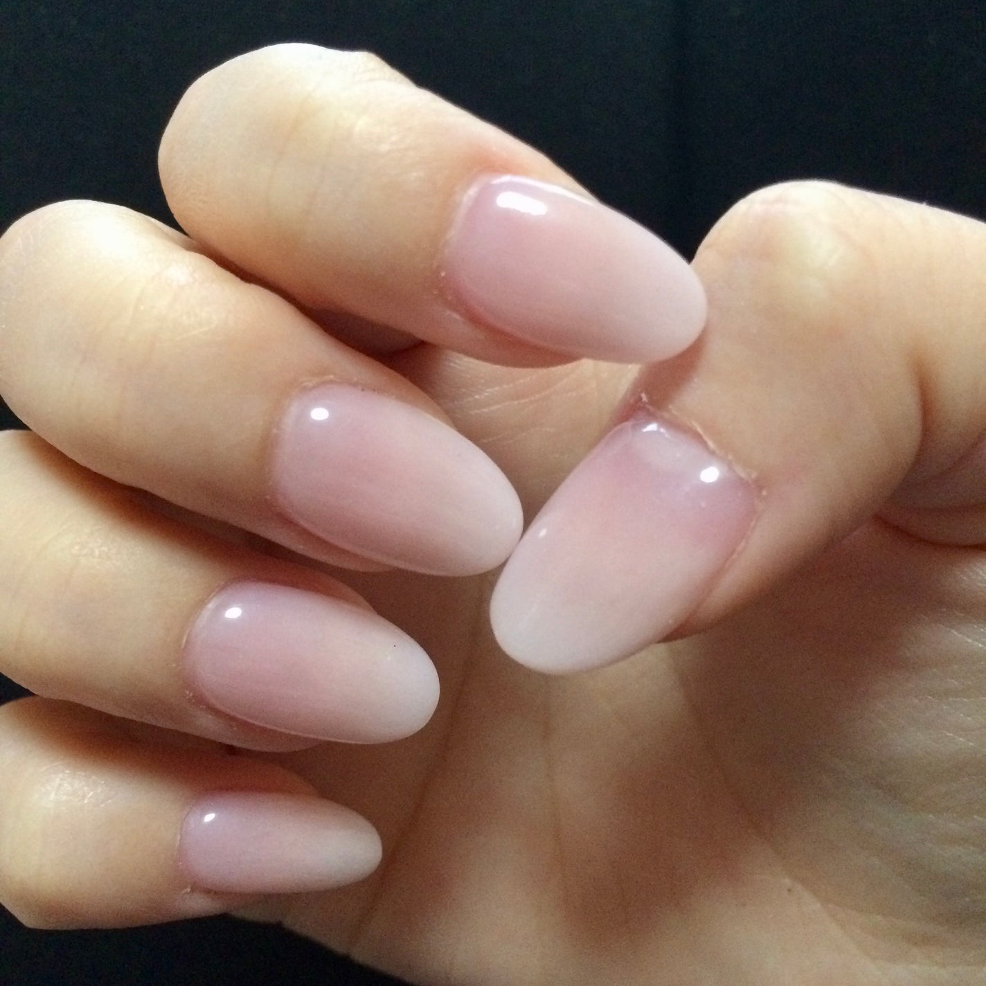 みい🤍フォロバ強化中 on LIPS 「グラデーションネイル🍑🫧上品で大人っぽく手が綺麗に見えるデザイ..」(1枚目)