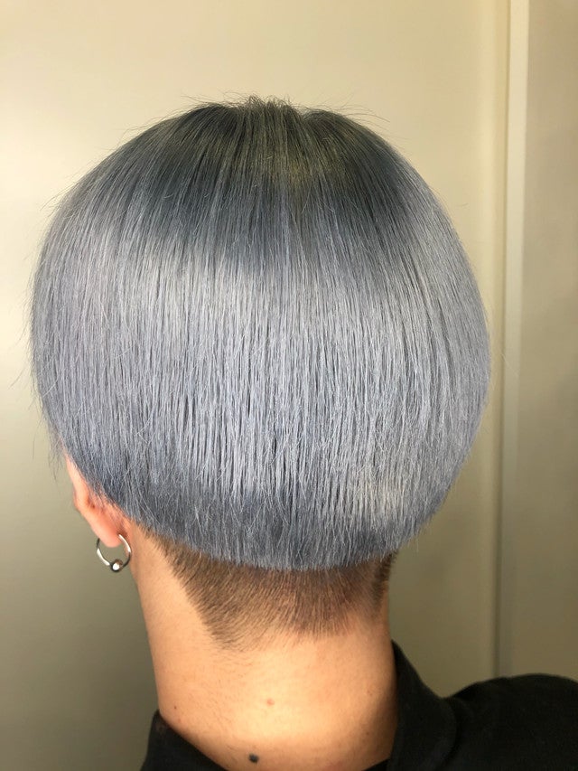 アッシュグレーヘアのメンズの後ろ姿