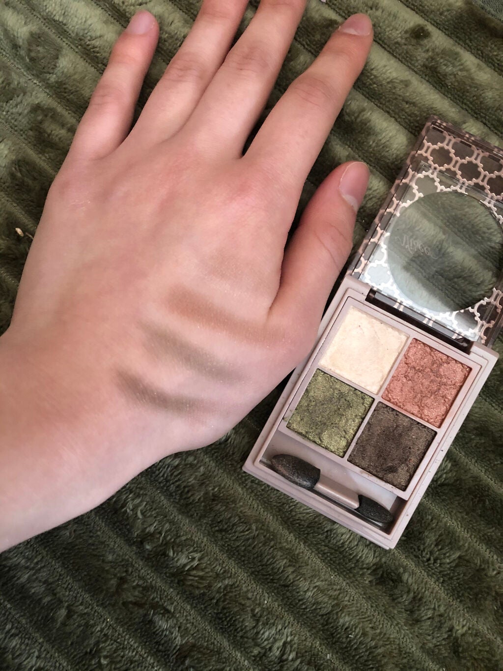 看護学生 写真無加工 on LIPS 「発色はあんまり良くないかも😓ラメは控えめなので、ナチュラルメイ..」(3枚目)