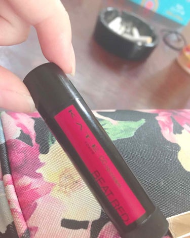 私がよく使っているリップ紹介します💄
ケイト  CCリップクリームN 01レッド系です。
このリップは発色も良く潤いたっぷりで
カサカサな唇の方にはもってこいのリップ
だと私は思いました🙌
値段も400