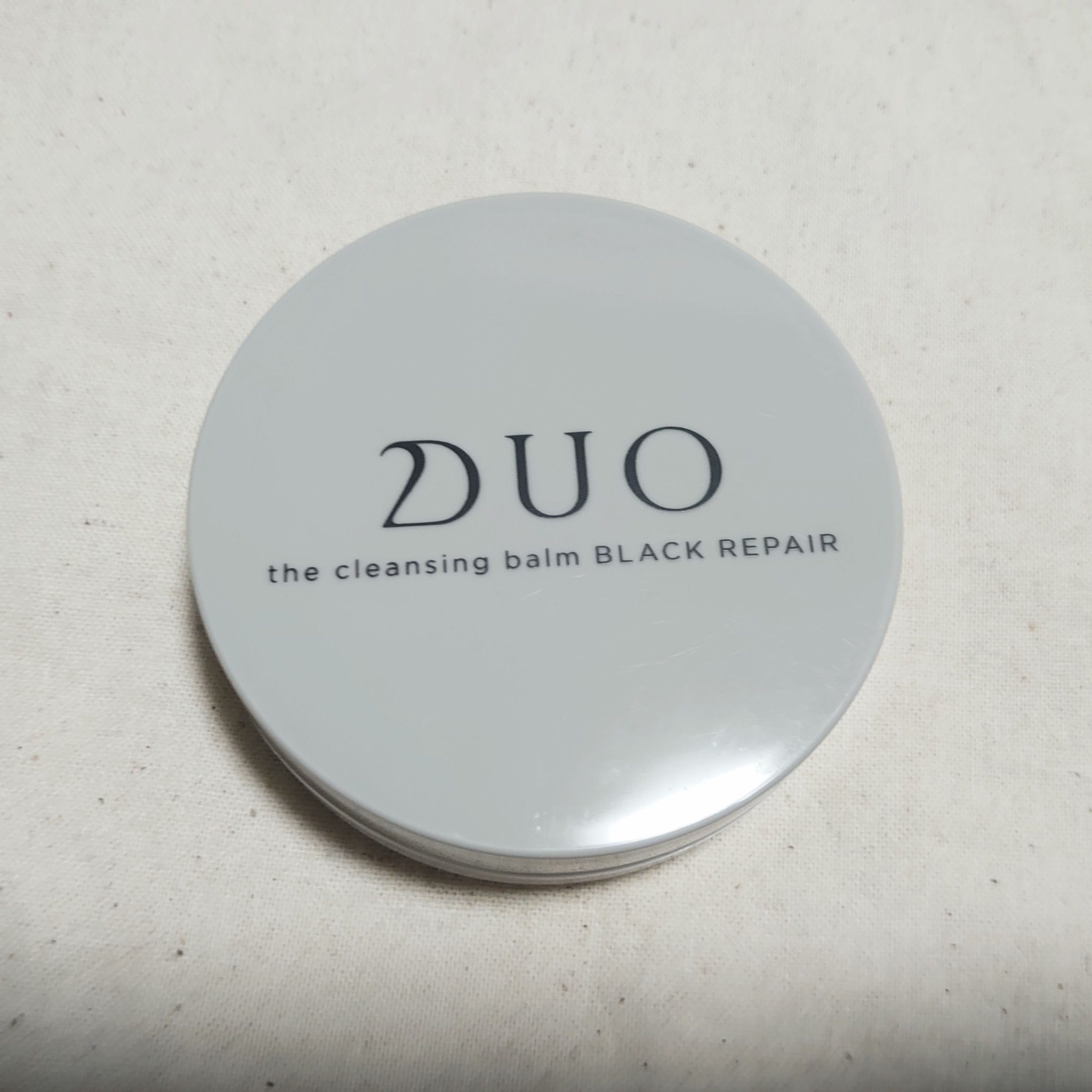 #DUO #デュオ
ザ クレンジングバーム ブラックリペア

ランキング上位にいて気になったのでミニサイズを購入。
名前の通り、本当に真っ黒（笑）
体温でとろけて気持ち良いです。
メイクしっかり落ちます。
毛穴に良いそうなので小鼻の黒ずみが