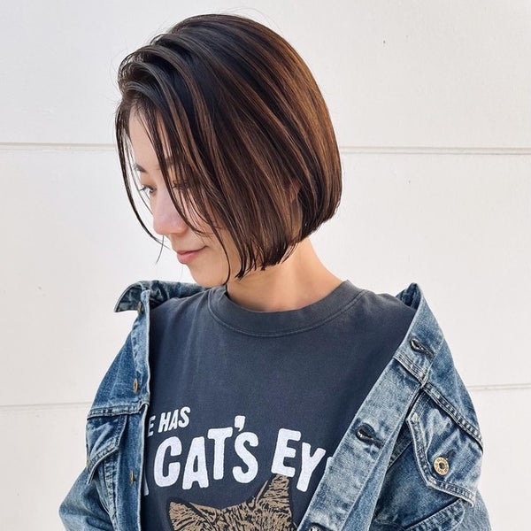 ダークブラウンをベースにしたグラデーションカラーの女性。