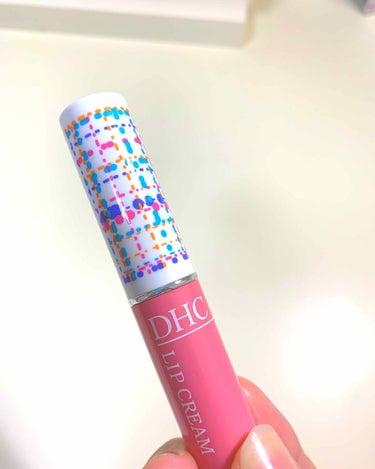 こんにちは！
今回紹介するのは…
DHC LIP CREAM   
です！
こちらのリップクリームは、初めて使った時、本当に感動しました🥰唇をうるっとさせてくれて、しっかりと保湿をしてくれます☺️私は、