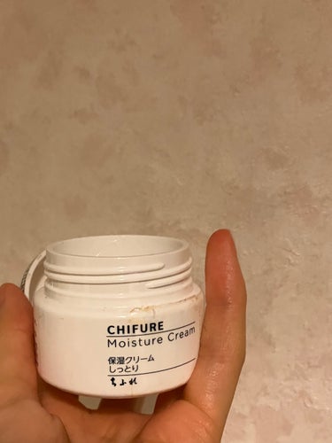 使い切り

innisfree
グリーンティーシード セラム N
⭐️⭐️⭐️⭐️⭐️
お肌がもっちりする導入美容液。
保湿力高くてベタつかない使用感がお気に入りです。
私自身はあまりニキビないので実感ありませんが、
友達曰く、ニキビできたときに使ったら肌落ち着いたとのこと。

ちふれ
保湿クリーム
⭐️⭐️⭐️
グリセリンフリーを試したくて購入。
少し皮膜感があり、私が混合肌なのもあってTゾーンに塗るとちょっとテカリが気になりました。
小鼻の黒ずみへの効果もあまり感じなかったのでリピなしです。
首や体用として使い切りました。

ニベア
ソフト スキンケアクリーム
⭐️⭐️⭐️⭐️
安定のニベアの保湿力。
ジャータイプで使い切りやすいです。
手でクリームを直接取るので清潔に保ちにくいかなとは思いますが、体用なのでまあいいかと。
私は足の保湿用に使いましたが、顔にも使えます。

 #乾燥ケアの本音レポ の画像 その2