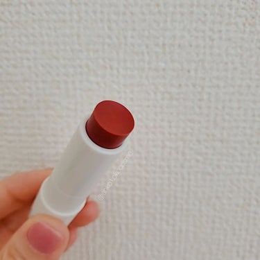 乾燥しにくい色つきリップバーム。


⁡LAKA
Vegan Lip Balm✨

《商品説明》
✔乾燥を解消してくれる
栄養たっぷりの保湿力 

✔唇にやさしい植物性原料のみを使用 

✔テカリやべたつき感なくすっとなじむ 

✔角質をやさしくケアし、 
なめらかで健康な唇を演出

《使ってみて》
評判がよくてずっと気になっていた
LAKAのティント。
メガ割の時にお得なセットに惹かれて
リップセットを買いました。
今回はリップバームのレビューです✍️ 

カラーはBerry。
印象をよりくっきりしてくれる
ディープレッドカラー。
クランベリーとラズベリーエキス配合です。 

リップバームですがかなり発色良く
しっかり色が付きます。
バームなので持ちほぼないと言えますが、
唇に色をのせたいけど
ティントだと唇に負担だし…
という方にピッタリだと思います。 

スルスル塗れて塗りやすい。
ツヤツヤ！！って程では無いけど
みずみずしい仕上がり。 

朝ティントを塗ってお昼ご飯後にリップバーム。
その後数時間後にもう1回リップバームを
塗りましたが、
着色するほどは唇に残っていませんでした。 

ただメイク落としの時に
ポイントリムーバーで拭いたら色が付いたので
多少は残っていたみたいです。 

乾燥も特に感じなかったし
スルスル塗りやすいので使いやすく
お気に入りの仲間入りしました💗⁡

 #正直レポ の画像 その2