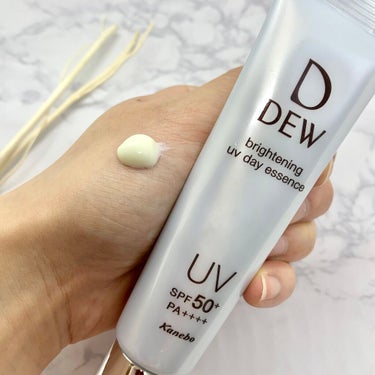 DEW ブライトニングUVデイエッセンスのクチコミ「SPF50＋にPA＋＋＋＋と十分な紫外線対策ができる
日焼け止め美容液🥰

DEW ブライトニ.....」（2枚目）