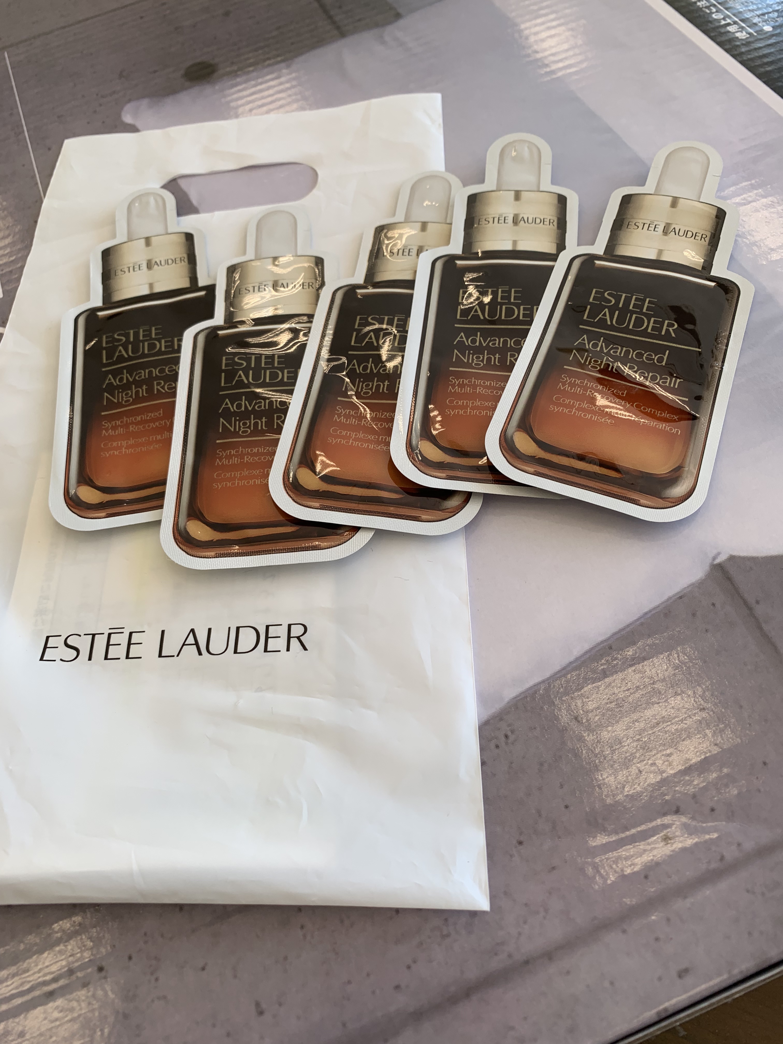 ESTEE LAUDER アドバンス ナイト リペア SMR コンプレックスのクチコミ「店頭サンプルでいただいた5回分のパウチです！全て使いましたがつけた翌朝ハリがでてとてもいい美容.....」（1枚目）