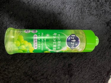 洗剤の中では有名でCMでよく見かけます。
キュッキュッと音がなるほど綺麗に洗い上がるイメージがあって、イメージ通り汚れはしっかり落ちます。

でもスポンジにだすと1回分の洗い物が終わる前に泡がなくなって