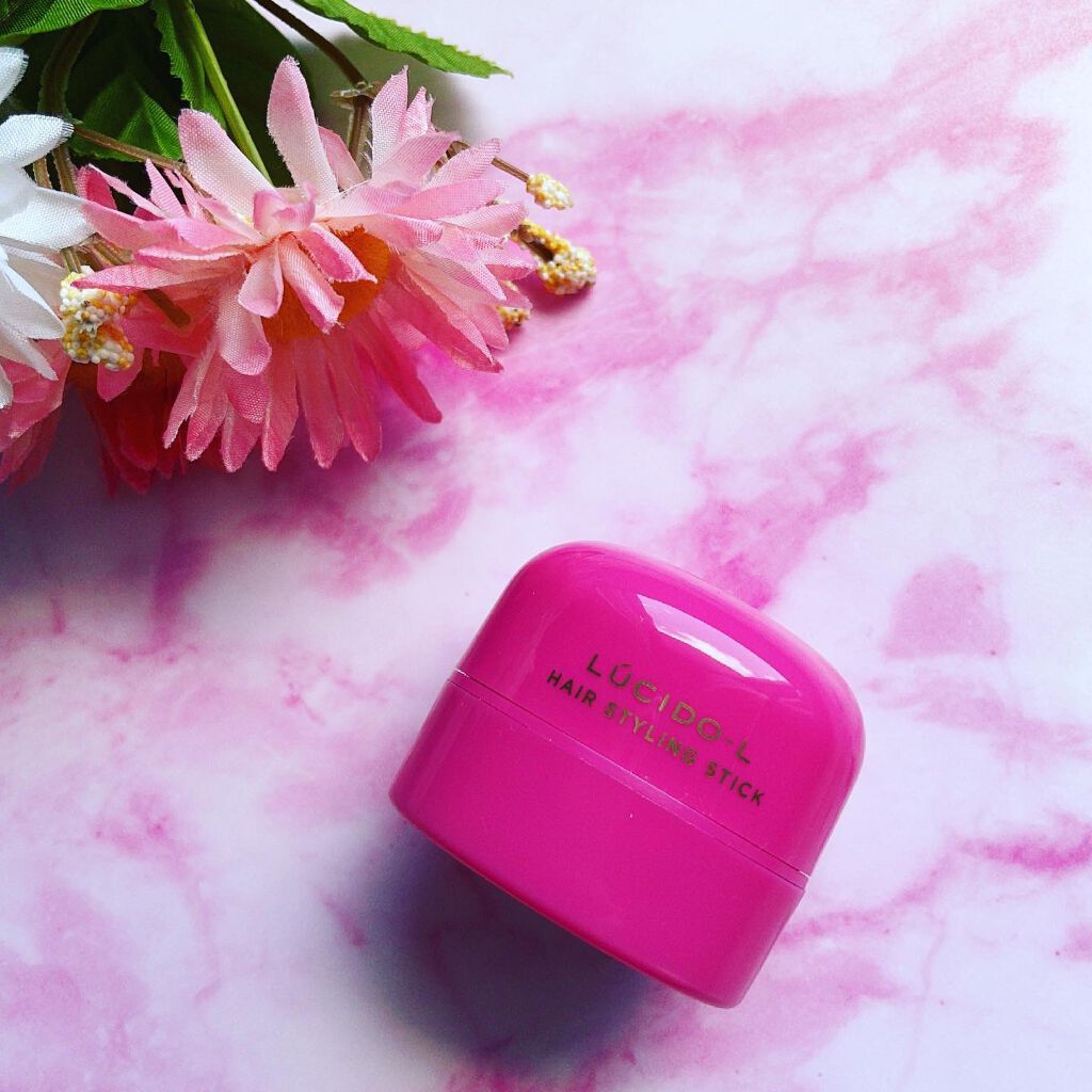 ルシードエル #マルチアレンジスティック エクストラハードのクチコミ「手のひらサイズのコロンとした楕円形。
ピンクの鮮やかなケースがポーチに入れても一目でわかる仕様.....」（1枚目）