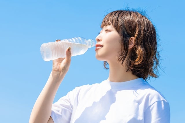 水を飲んでいる女性
