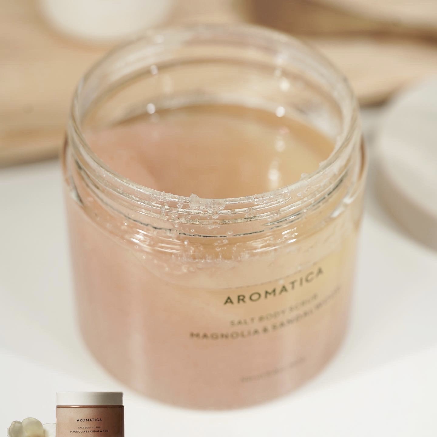 ソルトボディスクラブマグノリア＆サンダルウッド/AROMATICA/ボディスクラブを使ったクチコミ（2枚目）