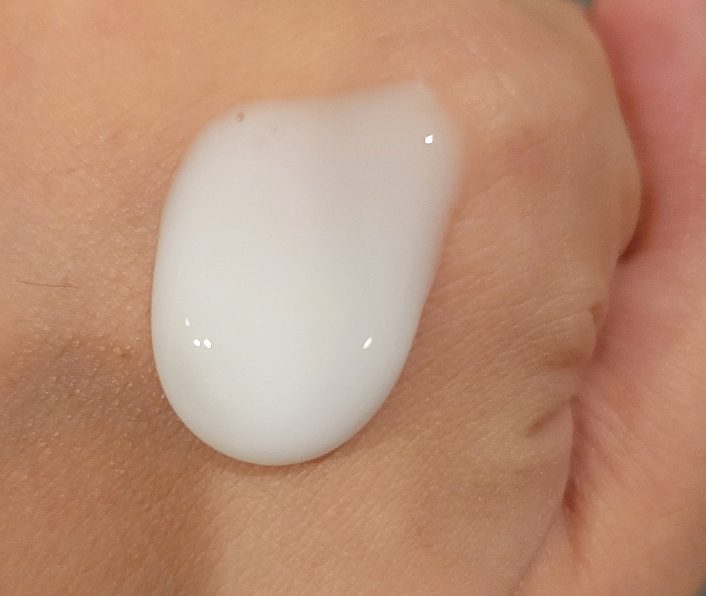 リルーチェ スキンミルクローション シャイニーフリージア/コスメテックスローランド/ボディローションを使ったクチコミ(2枚目)