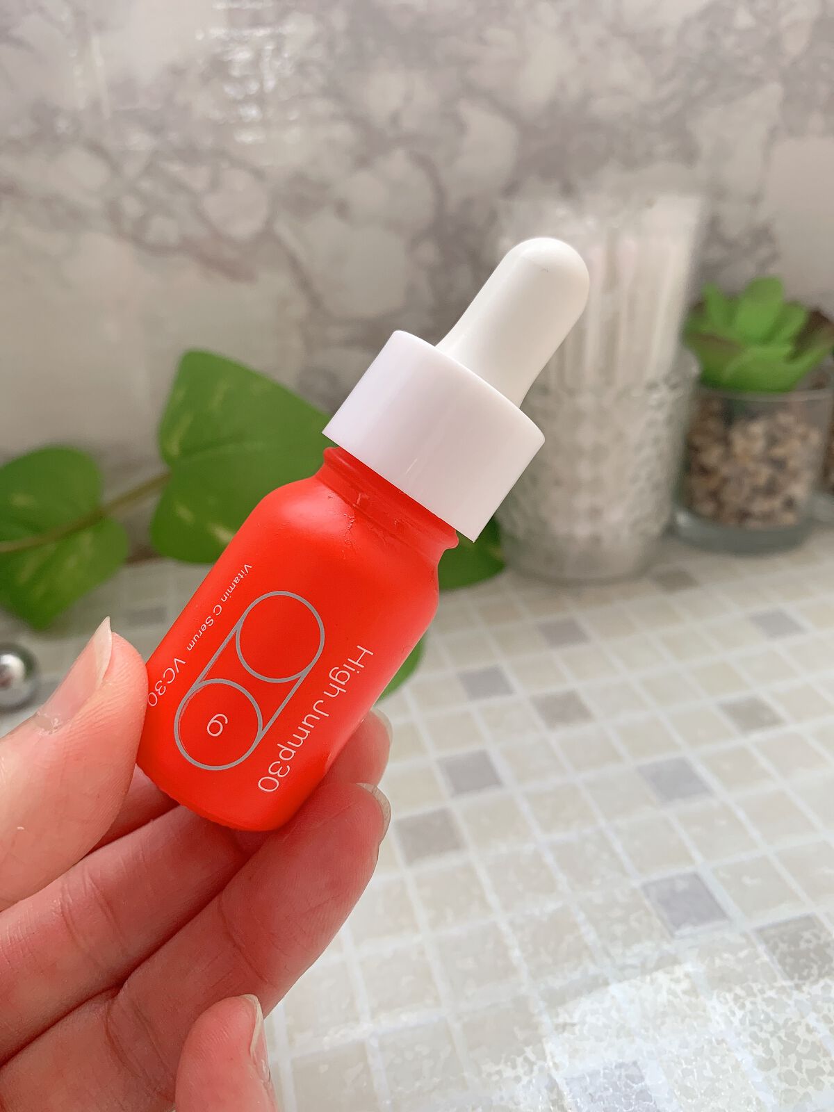 洗顔後、いつものお手入れの前に
使う美容液♡
.
.
@sisi.tokyo 
#ハイジャンプ30 
10ml  4378円（税込）
2023年4月4日発売
.
.
ビタミンC誘導体30%※
3-グリセリルアスコルビン酸
（整肌）
.
.
