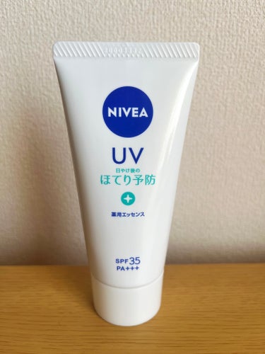 今回はニベアUV 薬用エッセンスをご紹介します！


商品概要
────────────
素肌気持ちいい　ひんやり感覚の使い心地

◯顔、からだ用。化粧下地に使える
◯保湿ケアとしても使える
◯鉱物油フリー、合成着色剤フリー
◯気分安らぐフローラルハーブの香り

せっけんで落とせます。

────────────

ほてるほど日焼けはしていないので、本来の効果はいまいち分かりません。
ほてり予防であれば、SPFが最大値あってもいいのに…と思いました。

使用感は塗ったあと少し爽快感があります。
化粧ノリも悪くはありません。

これからの季節、普段の生活で十分なSPF値の日焼け止めだと感じます。

#ニベア
#日焼け止め
#ほてり防止
の画像 その0