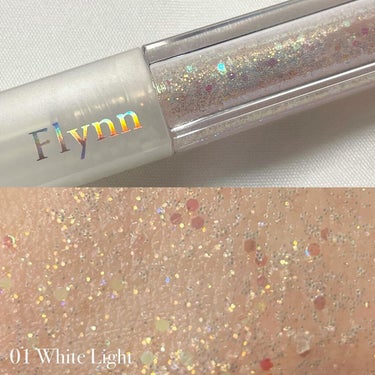 .
Flynn
Lightcatcher Liquid Glitter 
01 White Light

@flynn.japan
@flynn.cosmetic

@flynn.japan 様からコスメイベントで当選して頂いたコスメのレビューとなります☺︎

60%以上のウォーターベースなので、つけ心地がみずみずしくてとても気持ちいい🌱瞼にきちんとフィットしながら着色します。
また、時間が経ってもカピカピせず全く乾燥しません！よれることもないです！
グリッターのラメは時間が経つと頬の方に落ちて付いてたりとかよくあると思うのですが、そういうことも全くなくて、密着力と持続力がかなり高いと感じました✨🙌 すごいです!!✨

2サイズのグリッターで構成されており、大粒の方はピンクのラメ、小さい方はブルーとゴールドのラメとなっており、大粒のピンクラメは反射するとゴールドに光るのがとてもかわいいです💕ザクっザクのラメなので、華やかな場面などにとても合うグリッターなのではないかなと思います。量を調整すれば普段使いもできます☺︎

グリッターをパッと見た感じ、寒色系のアイシャドウとは色味が合いそうだと思ったので、暖色系のアイシャドウとは合うのか挑戦...！動画では暖色系のシャドウと合わせているのですが、ゴールドラメが入っているので問題なく合わせられました👌後で調べてみると公式様よりホワイトグリッターなので暖色寒色どちらのシャドウにも合わせやすいとのことでした🤍

ステキなコスメをありがとうございました🙏✨これからたくさん使っていきたいです🥰

#flynn
#lightcatcherliquidglitter
#liquidglitter
#glitter
#eyeglitter
#フリン
#ライトキャッチャーリキッドグリッター
#リキッドグリッター
#グリッター
#アイグリッター
#韓国コスメ
#コスメ
#メイク
#アイメイク
#뷰티 
#뷰티스타그램 
#뷰티탬 
#코덕　
#화장품덕후 
#코스메틱 
#인스타뷰티 
#뷰티꿀팁 
#메이크 
#화장 
#인생팀の画像 その1