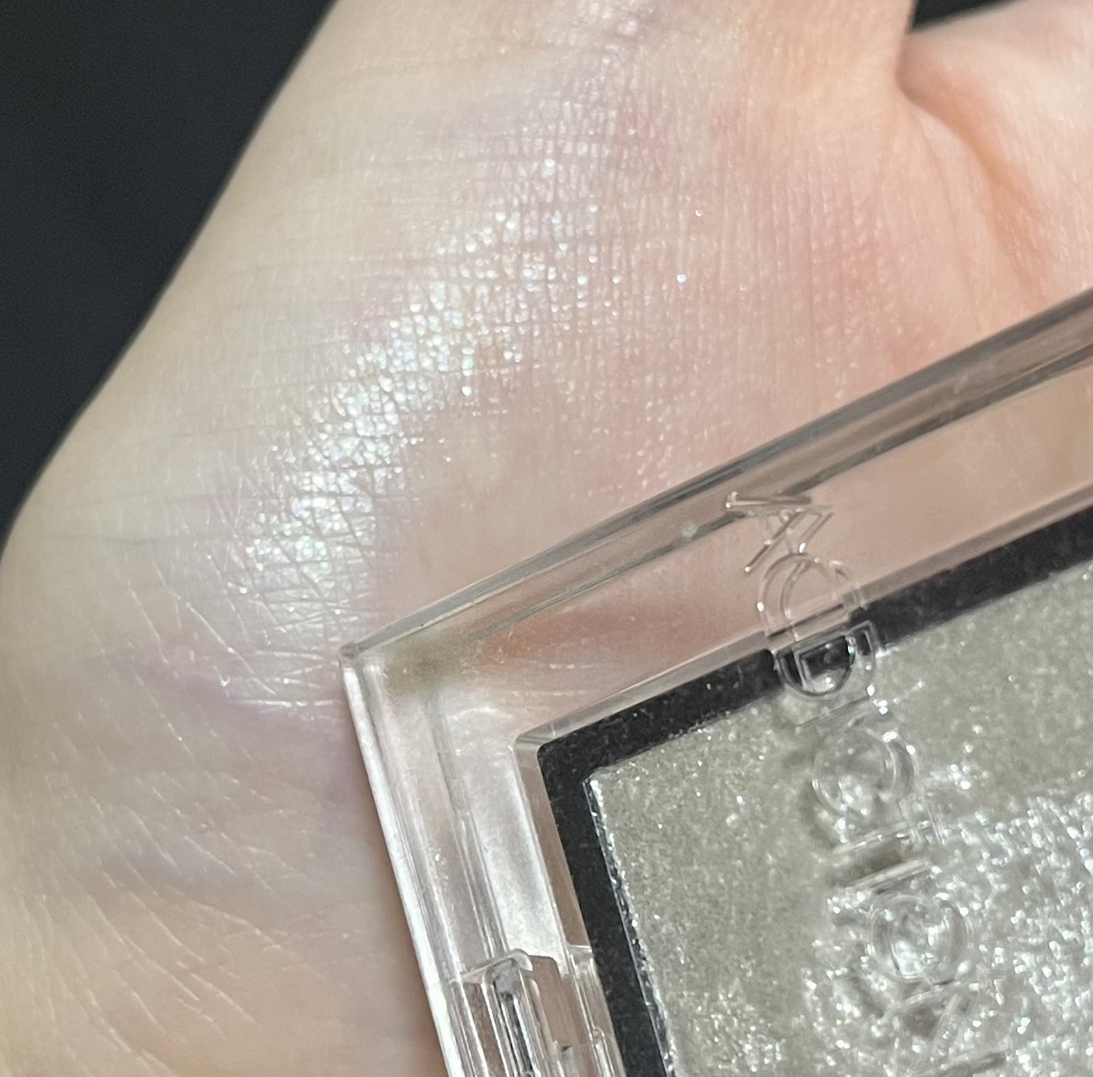 アディクション ザ アイシャドウ スパークル 001SP Stars Witness/ADDICTION/単色アイシャドウを使ったクチコミ（2枚目）