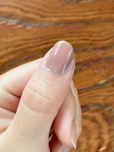 なめらかな透明感✨ジェルのような優秀ネイル💅

【rom&nd ムードペブルネイル 07 MAUVE SANDモーブサンド】¥880

ひと塗りで薄付き、艶のある爪に。（動画右指）
２塗りでジェルネイルのようなぷるっとした爪に。（動画左指）

柔らかくて伸びも良く、塗り心地も良い♪
スルスル塗れるのでダマにもなりにくく満遍なく塗り広げる事ができます。

価格も手頃でコスパ◎

セルフネイルに悩んでいる方はとりあえずコレを買っておけば間違いないと思います♪😊


#rom&nd #rom&nd_ネイル #ネイル #モーブサンド #ジェルネイル風  #正直レポ  #バレンタインメイク の画像 その1