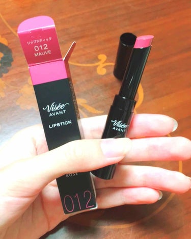 ヴィセアヴァンの新作リップスティック💋
遅ればせながら買ってきました☺️

とてもとても良い…

💄012 MAUVEの感想です〜(画像3枚目に唇のどアップあります)

カラー展開が豊富でどれを買うかかなり迷ってしまった(￣▽￣;)
3本ほど気になるのがあったのですがただいま金欠中なので、今まで買ったことないお色にしました…！

012 MAUVE！！素晴らしい！！！拍手！！！！👏👏👏

いつも彩度高めで同じような色ばかり買ってしまうので今回は唇につけるまでドキドキでした((( '-' )))
ちょっと血色悪く見えちゃうかな〜とか考えていたのが申し訳ないぐらい良い色…

一気に大人っぽくなる！！いい女！！

唇どアップ写真だと割とピンクっぽく見えますが実際はもう少し落ち着いた色です
モーヴだからそりゃそうか…

私はリップクリームをしっかり塗ってからヴィセを塗ったので結構ツヤツヤでした

お金入ったら他の2本も絶対買う😭

秋にぴっっったりのリップです❣の画像 その0