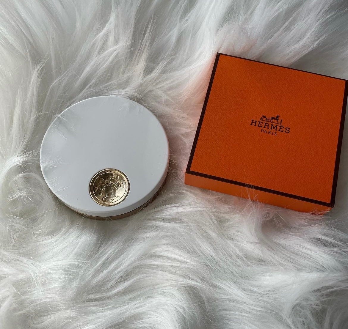 プードル オルフェーヴル フェイス&アイ イルミネイティングパウダー/エルメス/プレストパウダーを使ったクチコミ(2枚目)